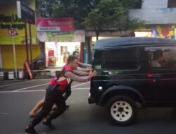 Siap Tanggap, Unit Turjawali Sat Samapta Polres Batu Bantu Dorong Mobil Mogok