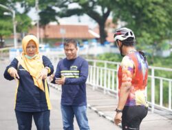 Wali Kota Kediri Tinjau Kolaborasi Pembersihan Bambu di Tiang Penyangga Jembatan Lama,Jawa Timur.