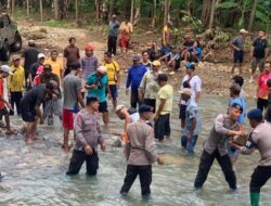 AKP Nono Pimpin Personel Brimob Kompi 2 Batalyon B Pelopor Bantu Warga Korban Banjir Malang,Jawa Timur.