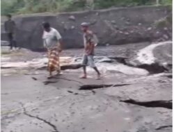 Jembatan Geladak Perak di Desa Sumberwuluh, Kecamatan Candipuro, Kabupaten Lumajang longsor,