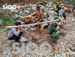 Gotong – royong Polres Trenggalek Bersama TNI dan Warga Bangun Tanggul Sungai Antisipasi Banjir Susulan