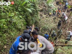 Sinergitas TNI, Polri serta Stakeholder lainnya pembersihan material tanah longsor dan rumpun bambu Curah Krecek