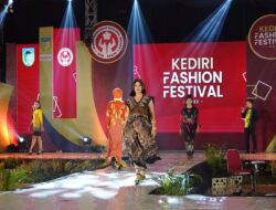 Finalis Putri Indonesia Puji Motif Batik Kabupaten Kediri : Cantik dan Elegan