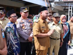 Kapolres Gresik Bersama Bupati Salurkan Bantuan untuk Korban Bencana Puting Beliung