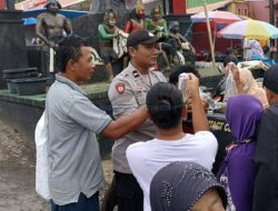 Polisi Berbagi Ikan Cupang untuk Warga di Ponorogo, Cegah Demam Berdarah