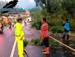 Hujan Deras Sebabkan Tanah Longsor, Ruas Jalan Raya Batu – Kediri, Dusun Kaweden Desa Mulyorejo – Kecamatan Ngantang