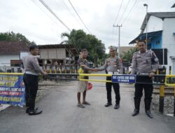 Guna Antisipasi Kecelakaan, Sat Lantas Polres Kediri Kota Bantu dan Pasang Palang Pintu Perlintasan Kereta Api