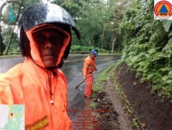 Lalu Lintas Diguyur Hujan Lebat, BPBD Kabupaten Banyuwangi Lakukan Pembersihan Drainase Untuk Keamanan