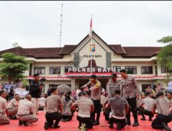 Kapolres Batu Pimpin Langsung Upacara Kenaikan Pangkat 30 Anggota Polres Batu