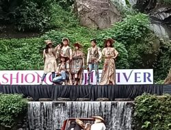 Dinas Pariwisata Batu Gelar Fashion On The River ” Spirit of Coban Putri ” 