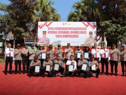 Kapolres Batu Berikan Reward Kepada 14 Anggota Polres Batu Berprestasi dan 2 Masyarakat Mitra Polri