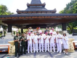 Pangdivif 2 Kostrad Ziarah Ke Makam Ir. Soekarno Blitar