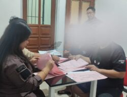 Penyerahan Tersangka Dan Barang Bukti Oknum Wartawan Dan LSM Yang Diduga Melakukan Pemerasan Atau Penipuan Terhadap Pengelola Pondok Pesantren Di Kota Batu