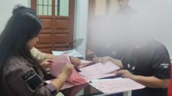 Penyerahan Tersangka Dan Barang Bukti Oknum Wartawan Dan LSM Yang Diduga Melakukan Pemerasan Atau Penipuan Terhadap Pengelola Pondok Pesantren Di Kota Batu