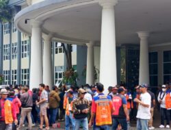 PKL dan Jukir Kota Batu Demo Tolak Gate Parkir Elektronik, Dishub Janji Tak Ada yang Dirugikan