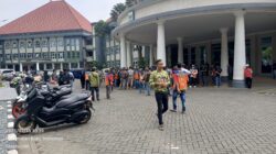 PKL dan Jukir Kota Batu Demo Tolak Gate Parkir Elektronik, Dishub Janji Tak Ada yang Dirugikan