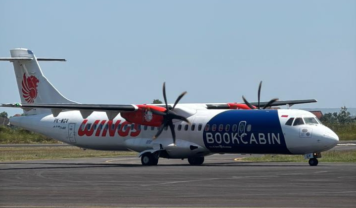 Geliat pariwisata dan ekonomi Sumenep mendapat suntikan baru. Bandara Trunojoyo resmi menghelat penerbangan perdana Wings Air rute Surabaya-Sumenep, Jumat (10/10/2025), mengakhiri penantian panjang masyarakat akan konektivitas udara reguler yang menghubungkan Gerbang Timur Madura dengan kota metropolitan.