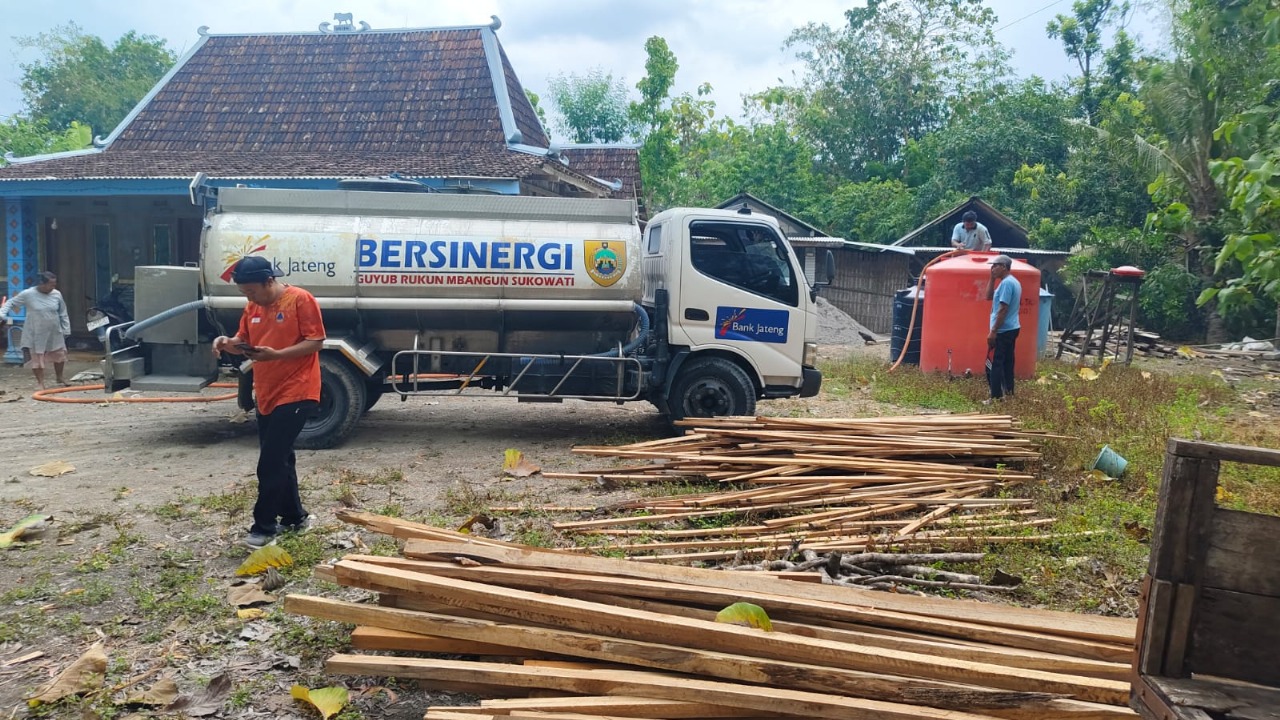 Personel BPBD Kabupaten Sragen melakukan droping air bersih ke tandon dam tempat penampungan air milik warga terdampak kekeringan di Kabupaten Sragen, Jawa Tengah pada Kamis (9/10).