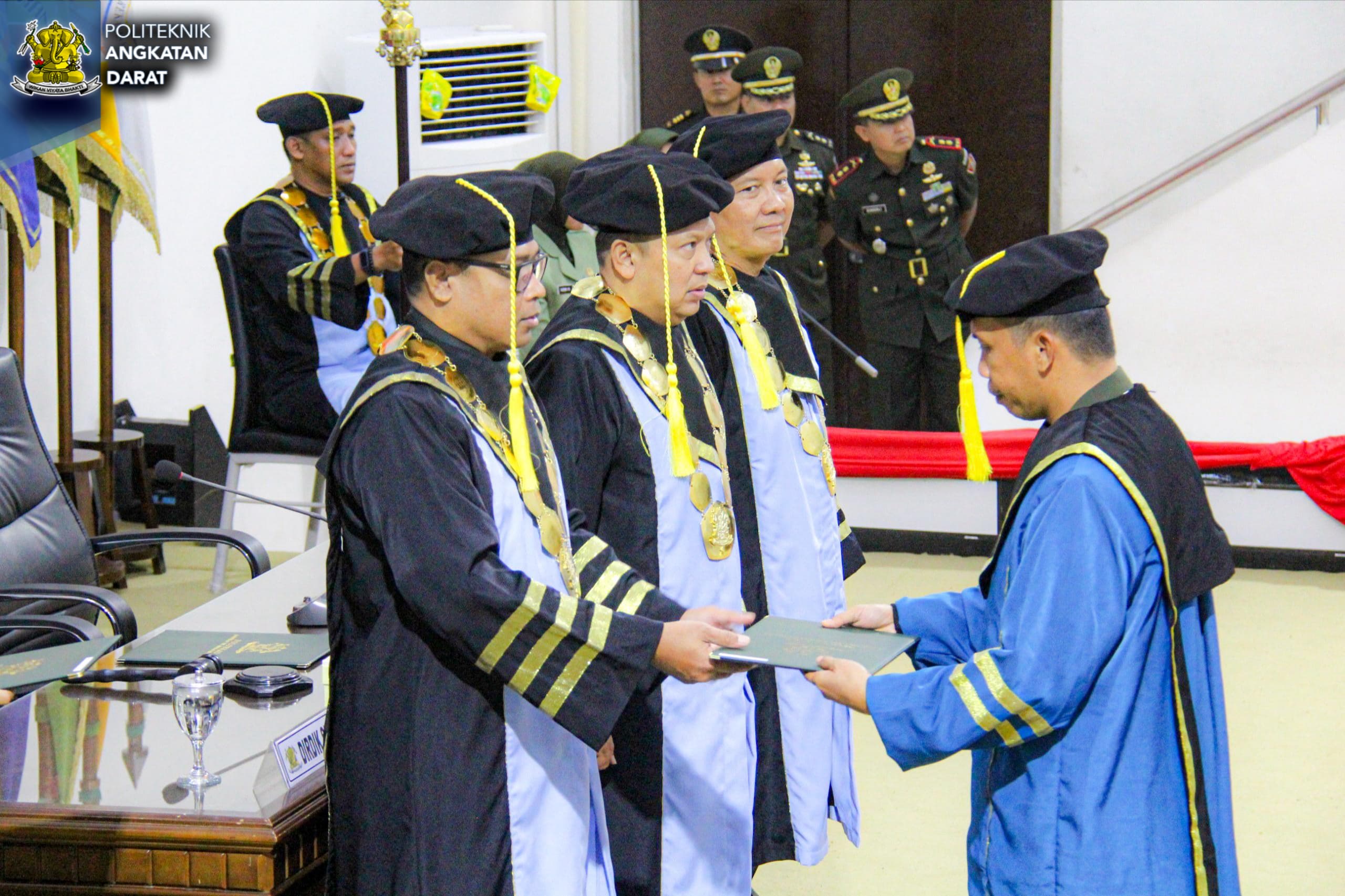 Brigjen Triadi Murwanto menyematkan tanda wisuda di dada Letkol Inf Astuti, yang membungkuk hormat. Keduanya tersenyum bangga.