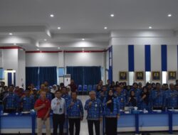 Serius: Potret close-up peserta dari camat/lurah/kades sedang menyimak dan mencatat materi presentasi.