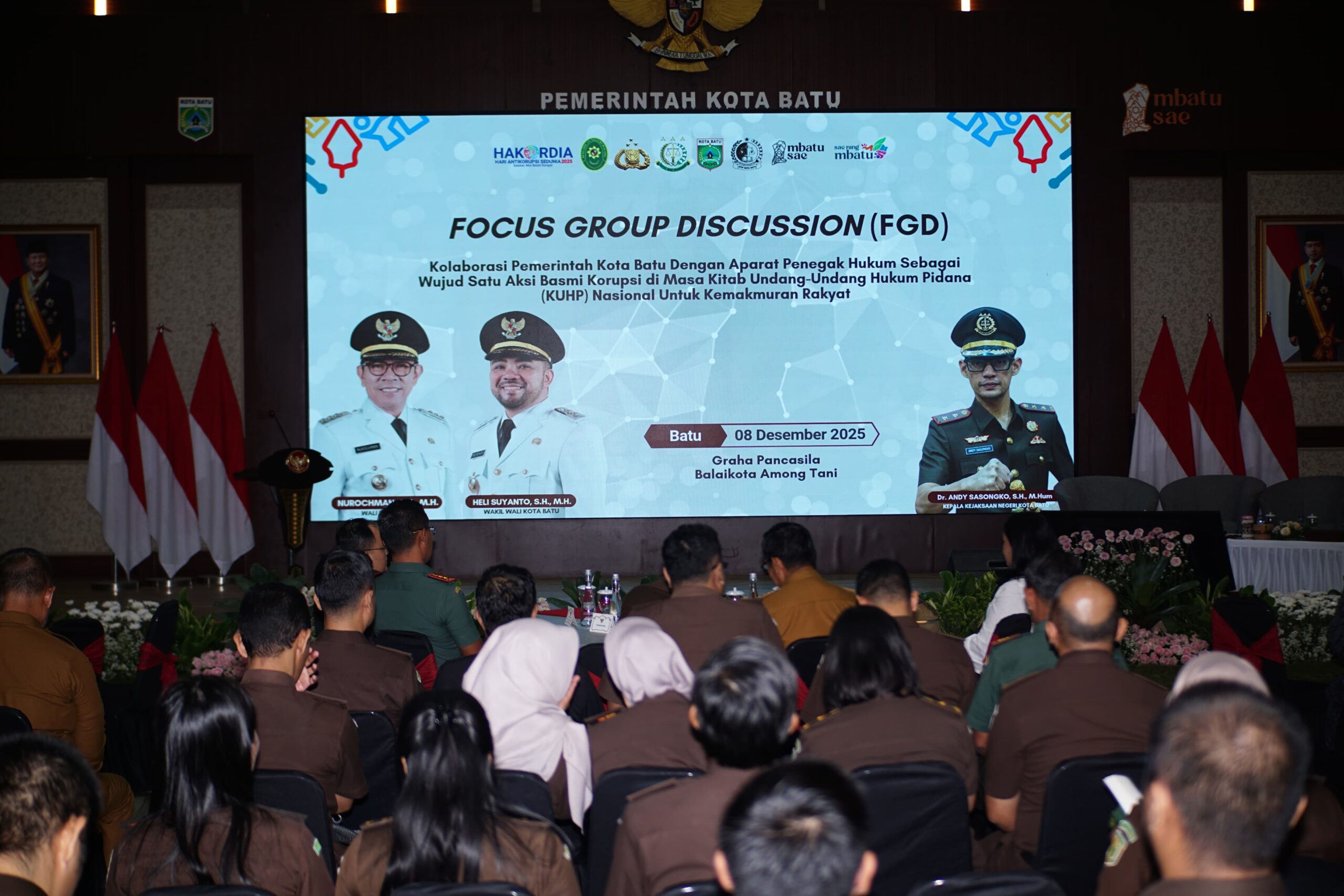 Wali Kota Batu, Nurochman, membuka FGD dengan resmi di depan para peserta dari Forkopimda, OPD, dan aparat penegak hukum.
