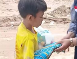 Minta Sajadah ke Relawan, Bocah Pengungsi Ini Curhat Miliknya Hanyut saat Banjir Bandang Sumatera