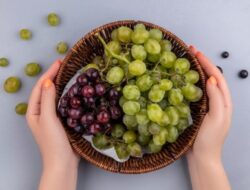 Sambut Tahun Baru dengan Tren Viral Makan 12 Anggur di Bawah Meja, Apa Tujuannya?