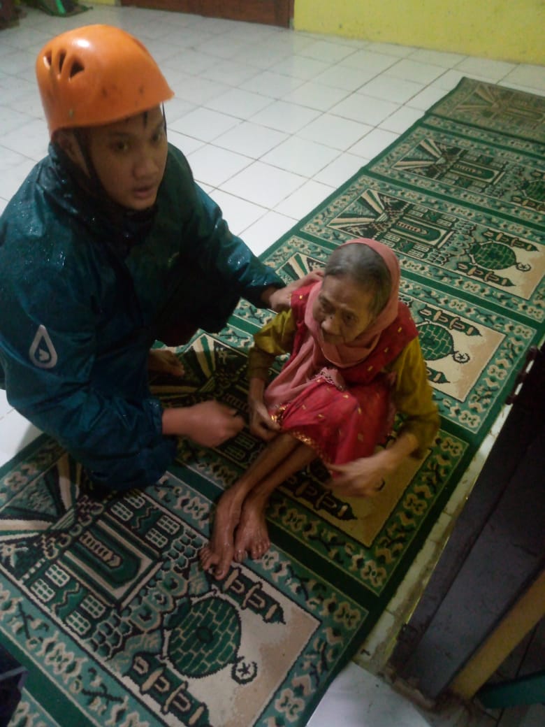 Kisah di balik bencana: aksi cepat relawan, pengorbanan petugas, dan ketangguhan warga Batang menghadapi musibah. Dokumentasi perjalanan bantuan dan dapur umum untuk pengungsi. Ikuti kisah inspiratifnya.