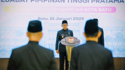 Foto bersama Walikota Batu Nurochman, Wakil Walikota, beserta 15 Pejabat JPT Pratama yang baru dilantik di Graha Pancasila Balai Kota Among Tani.