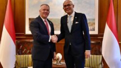 Wakil Menteri Luar Negeri RI Arrmanatha Nasir berjabat tangan dengan Asisten Menlu AS Michael G. DeSombre dalam pertemuan bilateral di Jakarta, 11 Februari 2026, membahas kerja sama Indo-Pasifik