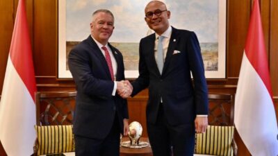 Wakil Menteri Luar Negeri RI Arrmanatha Nasir berjabat tangan dengan Asisten Menlu AS Michael G. DeSombre dalam pertemuan bilateral di Jakarta, 11 Februari 2026, membahas kerja sama Indo-Pasifik