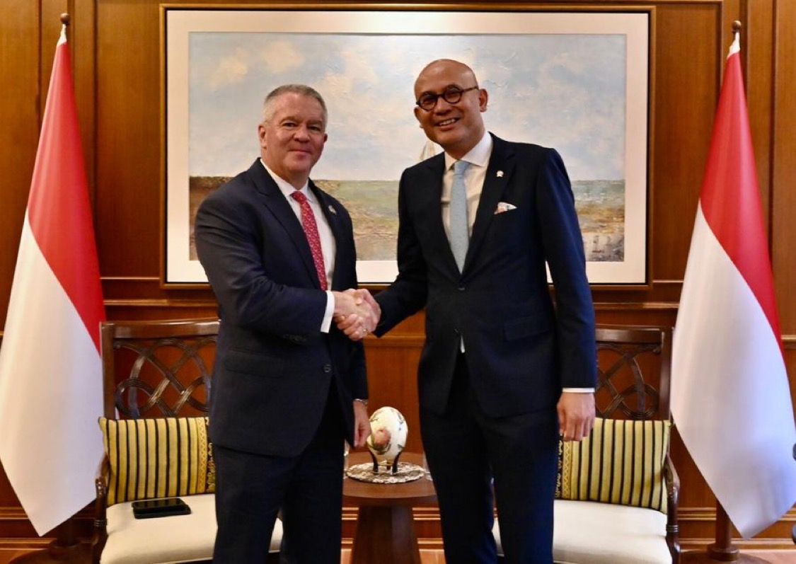 Wakil Menteri Luar Negeri RI Arrmanatha Nasir berjabat tangan dengan Asisten Menlu AS Michael G. DeSombre dalam pertemuan bilateral di Jakarta, 11 Februari 2026, membahas kerja sama Indo-Pasifik