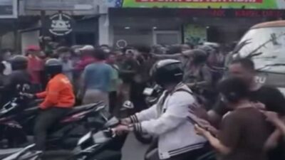 Suasana kemacetan di Jalan Pramuka, Giwangan, Yogyakarta saat warga mengejar pelaku pelecehan anak yang kabur masuk gorong-gorong