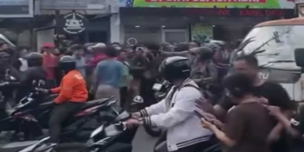 Suasana kemacetan di Jalan Pramuka, Giwangan, Yogyakarta saat warga mengejar pelaku pelecehan anak yang kabur masuk gorong-gorong