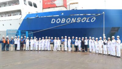 Direktur Perkapalan dan Kepelautan Samsuddin (berkemeja putih) memimpin jalannya uji petik kelaiklautan kapal di ruang mesin KM Ciremai, didampingi petugas teknis.