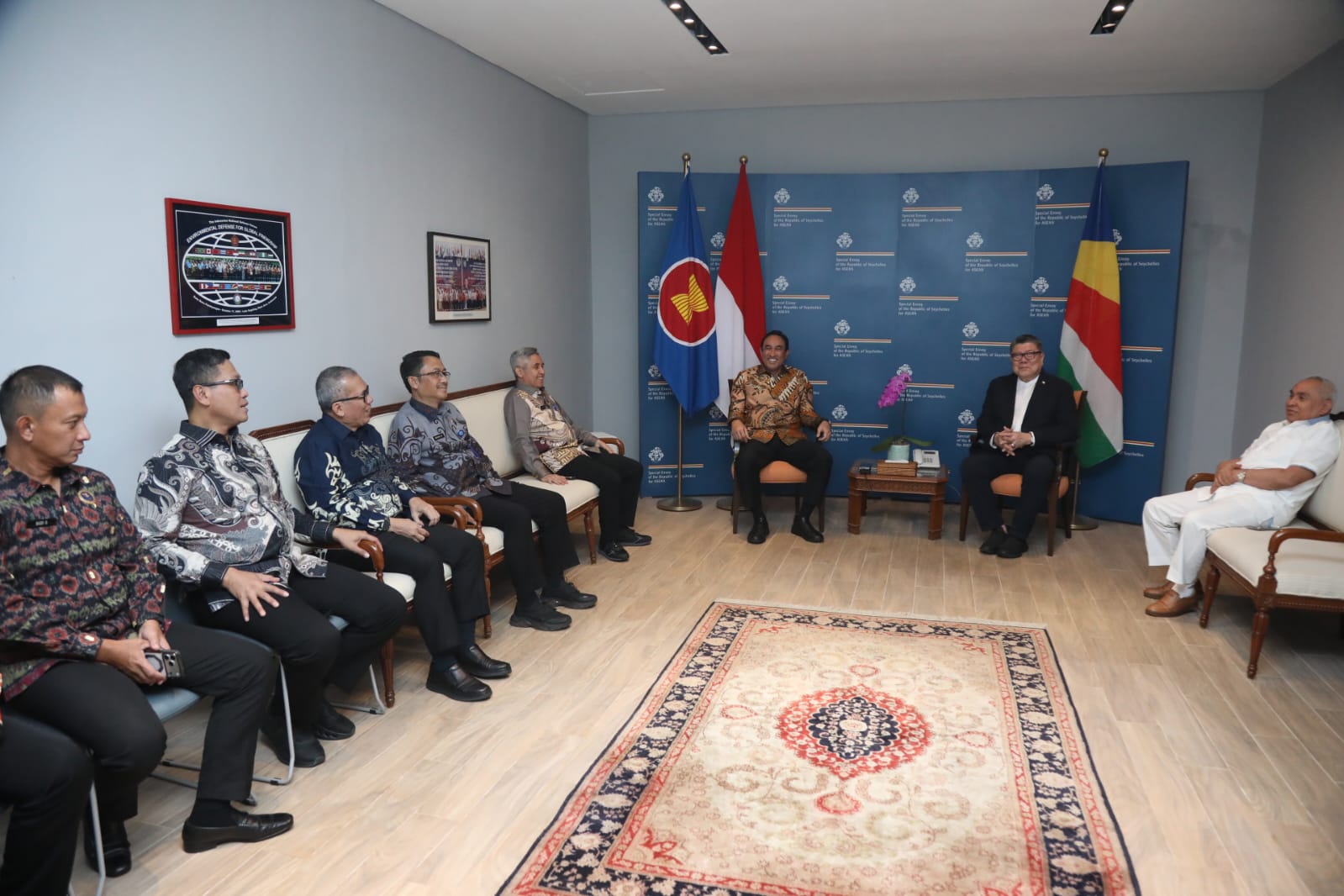 Kepala BNN Suyudi Ario Seto dan Dubes Seychelles Nico Barito berjabat tangan usai acara buka puasa bersama di Menteng, Jakarta.