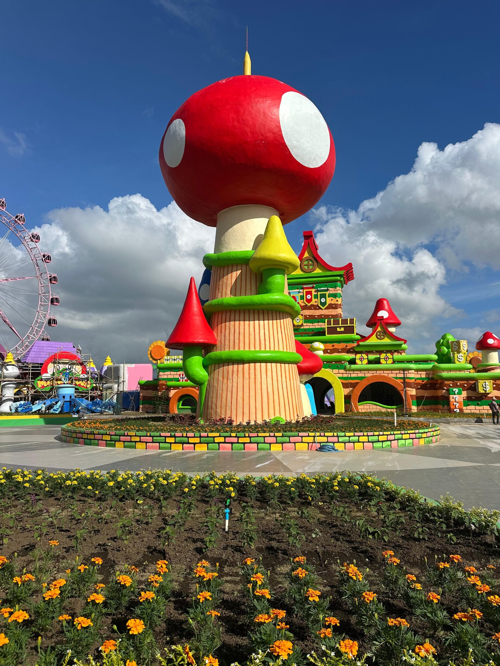 Karyawan lokal Desa Tulungrejo tersenyum di seragam MIKUTOPIA.