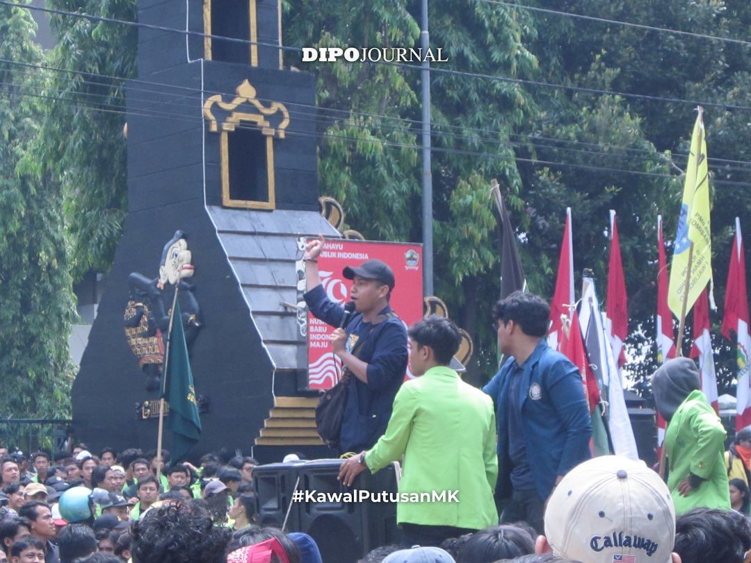 Ketua Umum Bapemnus Jansen Henry Kurniawan berpidato di podium dengan latar bendera organisasi.