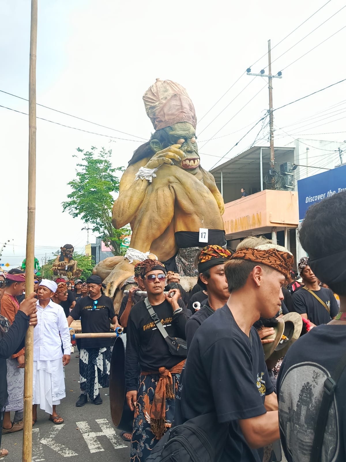 Pawai 54 ogoh-ogoh di RTH Taman Idaman Hati, Wlingi, Blitar, dengan ribuan umat Hindu dan penonton memadati lokasi dalam rangkaian Tawur Agung Kesanga 2026 menjelang Hari Suci Nyepi.