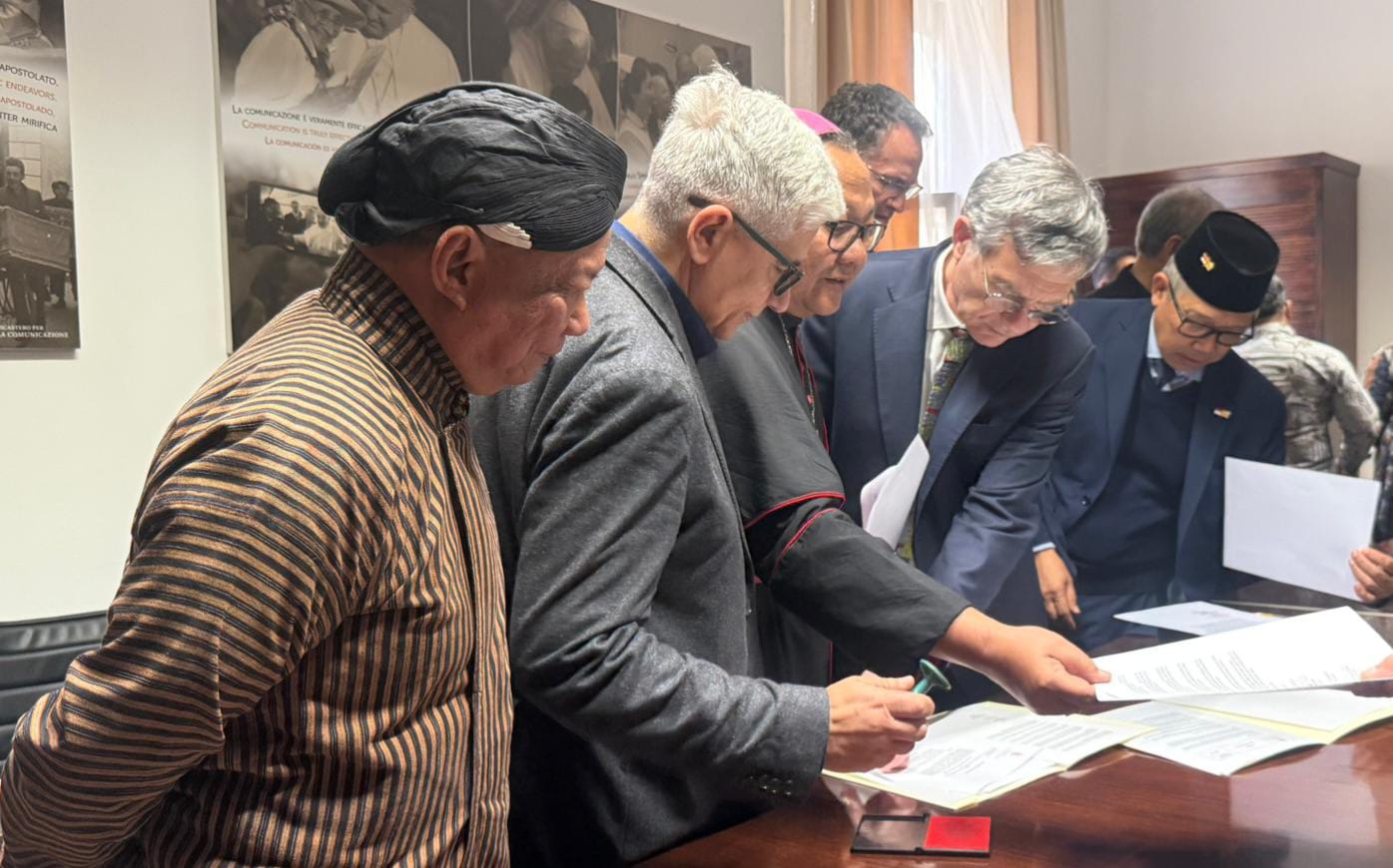 Momen bersejarah penandatanganan MOU bahasa Indonesia di Vatican News, dihadiri Dubes RI dan perwakilan KWI.
