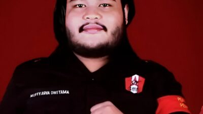 Ilustrasi toko kosmetik yang diduga menjadi kedok peredaran obat ilegal di Jakarta Timur dengan latar belakang pemukiman padat penduduk.