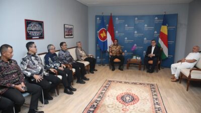 Kepala BNN Suyudi Ario Seto dan Dubes Seychelles Nico Barito berjabat tangan usai acara buka puasa bersama di Menteng, Jakarta.