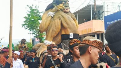 Pawai 54 ogoh-ogoh di RTH Taman Idaman Hati, Wlingi, Blitar, dengan ribuan umat Hindu dan penonton memadati lokasi dalam rangkaian Tawur Agung Kesanga 2026 menjelang Hari Suci Nyepi.