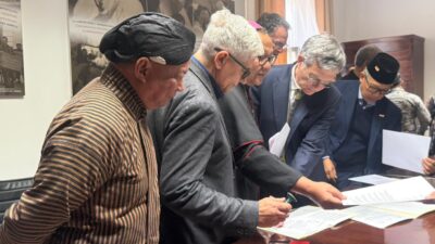 Momen bersejarah penandatanganan MOU bahasa Indonesia di Vatican News, dihadiri Dubes RI dan perwakilan KWI.