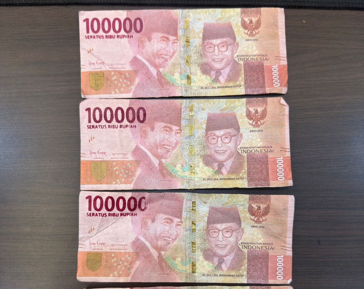 Foto barang bukti 268 lembar uang palsu pecahan Rp100.000 yang disita polisi dari sindikat di Batu