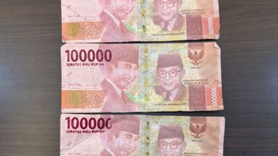 Foto barang bukti 268 lembar uang palsu pecahan Rp100.000 yang disita polisi dari sindikat di Batu